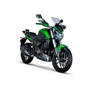 Motocicleta deportiva Bajaj verde dominar 400 CC 2025